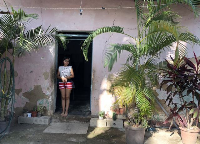 Valeria Torres en la puerta de su casa en Maracay, Venezuela.