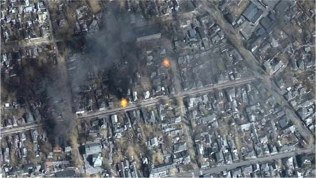 乌克兰东部马里乌波尔丰塔纳街附近燃烧的大火（ Maxar 彩色红外卫星图）