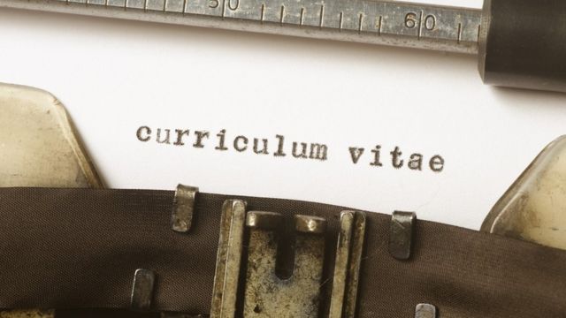 Una hoja en una máquina de escribir, y las palabras "curriculum vitae" escritas en ella