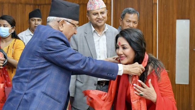 करिश्मा मानन्धर पार्टी प्रवेशको क्रममा।