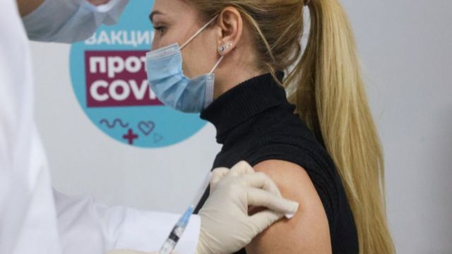 Một phụ nữa đi chủng ngừa miễn phí vaccine Sputnik V tại Yerevan Plaza, Moscow.