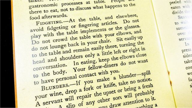 La bougeotte a souvent été considérée comme un signe de manque de savoir-vivre, comme l'indique ce passage du livre Etiquette in Everyday Life, publié dans les années 1920.