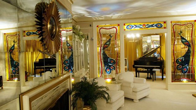 La sala de estar de Graceland, decorada con cortinas doradas y motivos de pavo real, al estilo que le gustaba a su novia Lisa Thompson.