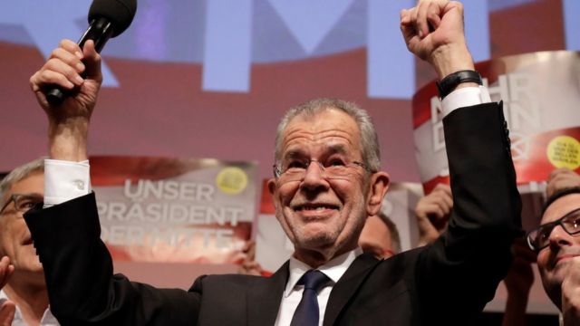 Alexander Van der Bellen celebra
