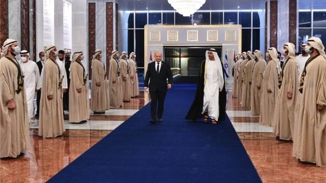وزير الخارجية الإماراتي عبدالله بن زايد مستقبلاً بينيت