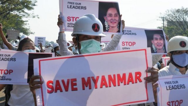 احتجاجات في ميانمار تطالب بعودة سان سو تشي.