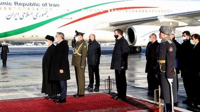 استقبال وزیر انرژی روسیه از ابراهیم رئیسی رئیس جمهور ایران در فرودگاه مسکو