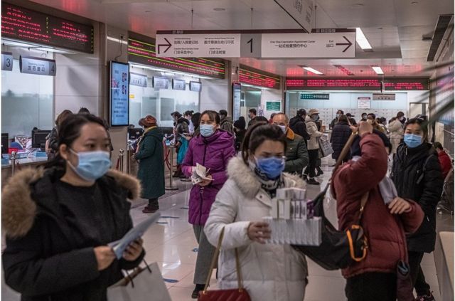 1月14日，世界衛生組織新冠溯源專家組抵達武漢。同一天，中國出現八個月以來首例新冠死亡病例（圖為戴著防護口罩的人們1月14日在北京的一家醫院就診）。