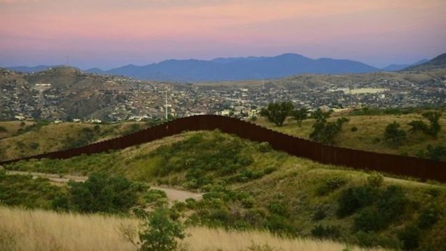 Donald Trump Firma La Orden Ejecutiva Para La Construcción Del Muro En