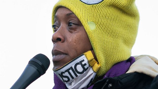 La activista Demetria Hester se dirige al público en una vigilia por Daunte Wright, en Brooklyn Center, Mineápolis.