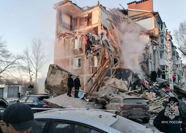 Взрыв газа в жилом доме в Тульской области: обрушился подъезд, восемь ...