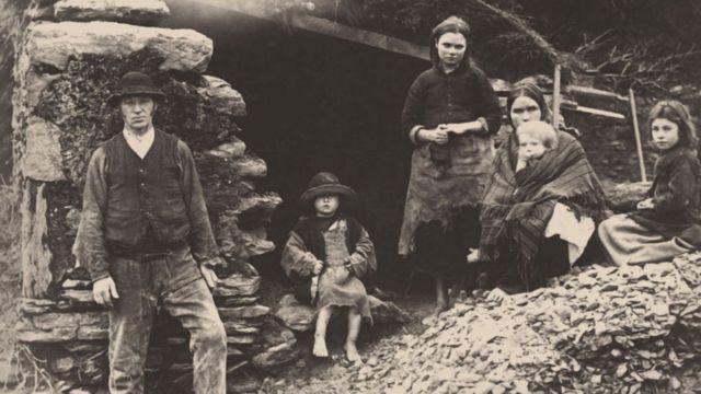 Familia irlandesa a las puertas de su casa en Killarney.