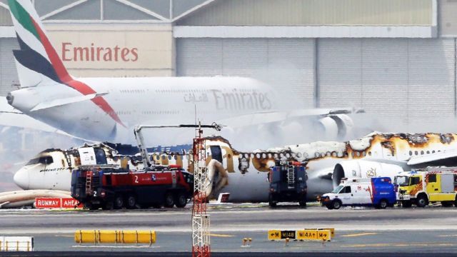 El Boeing 777-300 de Emirates Airlines, vuelo EK521, yace en la pista del Aeropuerto Internacional de Dubai, tras ser destruido por un incendio debido a una falla mecánica que forzó un aterrizaje de emergencia