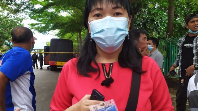 Pelaku naik sepeda motor, kata Yahonna.