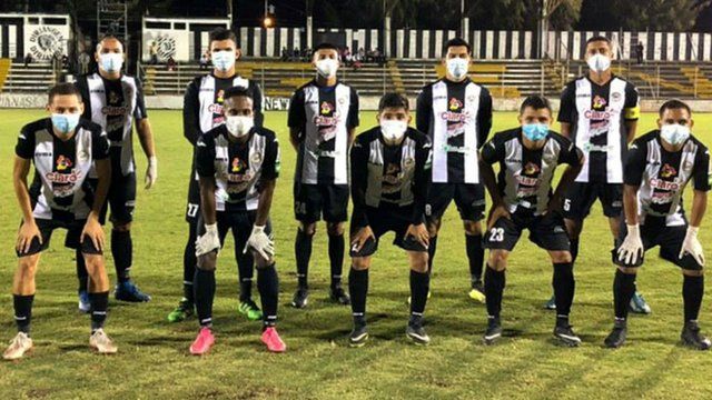 Los jugadores del Diriangén FC, el único equipo que votó por suspender el campeonato, posaron antes de un partido con barbijos (y algunos con guantes).