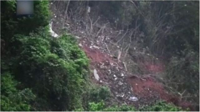 Puing-puing pesawat yang jatuh di Wuzhou, Guangxi