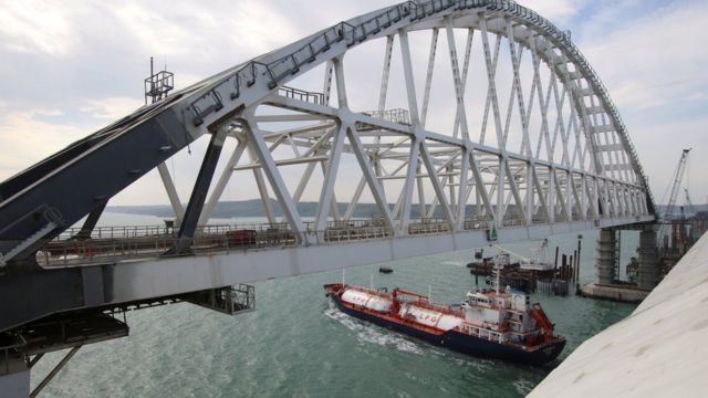 Судно під аркою мосту