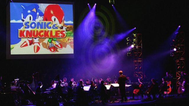 Orquestra toca música do videogame 'Sonic' no teatro Apollo, em Londres