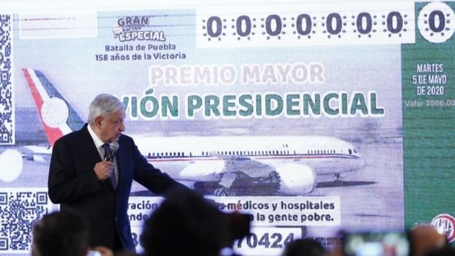 Andrés Manuel López Obrador hablando sobre la rifa en rueda de prensa en Ciudad de México