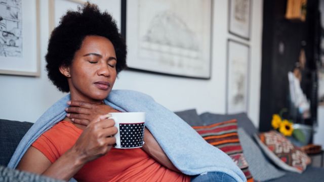 Mujer siente dolor de garganta