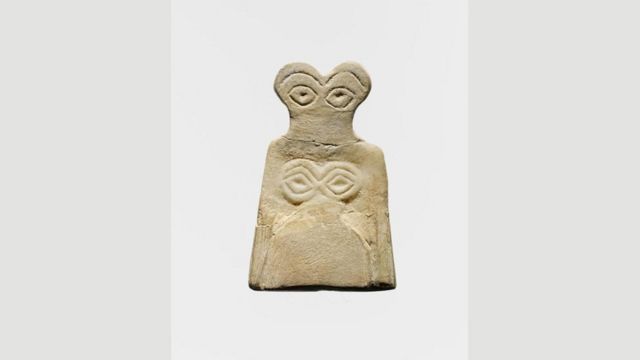 تماثيل عثر عليها في مدينة تل براك بسوريا منحوتة من حجر الألباستر، وتسمى "أصنام العيون"