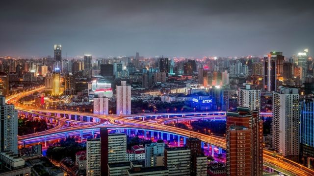 Vista general de Shanghái, China, de noche.