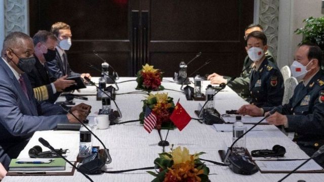 美国国防部长奥斯汀（左）与中国的魏凤和(右)在新加坡香格里拉对话进行了首次面对面会谈(photo:BBC)