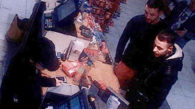 صورة فيديو مأخوذة من كاميرا CCTV في محطة بنزين في ريسونز، شمال باريس ، في 11 نوفمبر 2015 تظهر صلاح عبد السلام (اليمين) ومحمد عبريني (وسط) يشتريان بعض السلع.