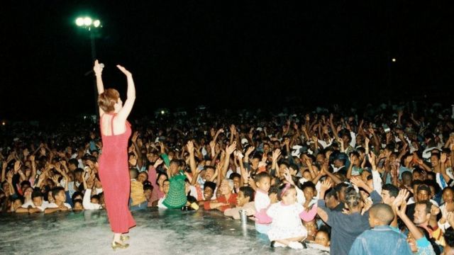 Nora Suzuki en un concierto en Cuba.