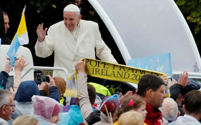 Папа Франциск привектствует собравшихся у нокской святыни