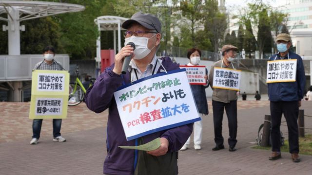 Japoneses protestam contra a gestão da pandemia no início de abril