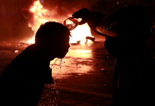 คนเทน้ำใส่อีกคน