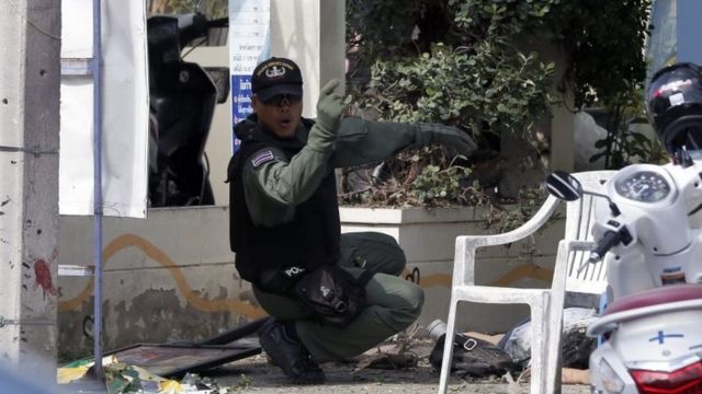 負傷者を救助する警官（12日、タイ・ホアヒン）