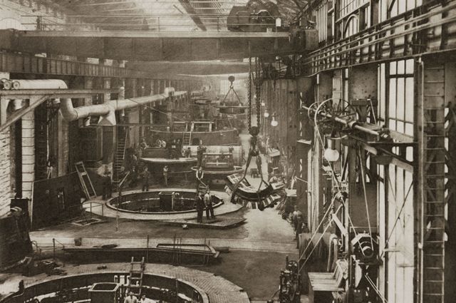 Fabricación de armamento pesado en la fábrica de Vickers en Sheffield, Inglaterra, en 1902.