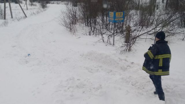 Фельдшер 2 км тягнув хворого на плечах через сніг. Допомагали сусідки