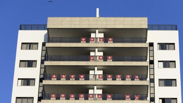 Vila Olímpica do Rio (bandeiras da Suíça se referem a apartamentos ocupados pela delegação do país)