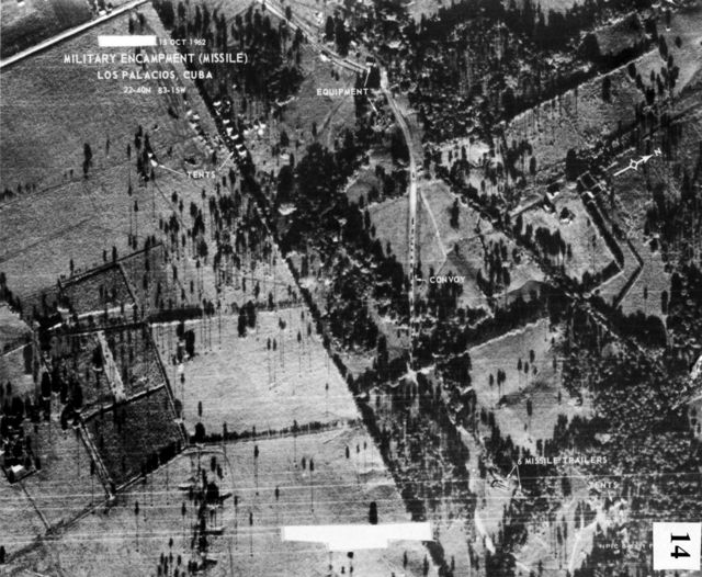 Comboio soviético perto de San Cristóbal, em imagem do major Steve Heyser a bordo de um avião U-2 - a primeira a mostrar a existência de mísseis soviéticos em Cuba.