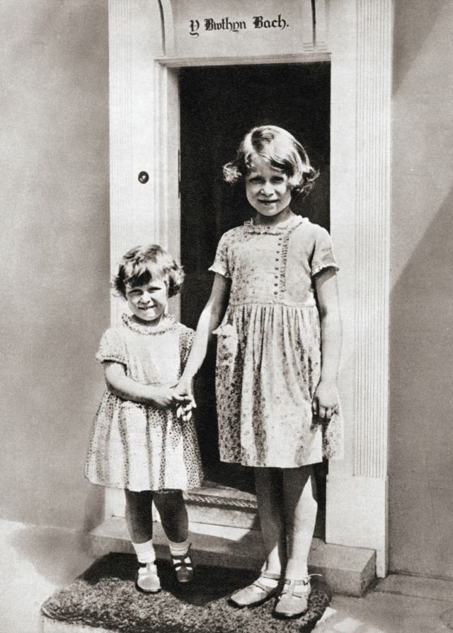 1933年，伊麗莎白公主（右）和妹妹瑪格麗特公主在倫敦西郊的溫莎堡花園