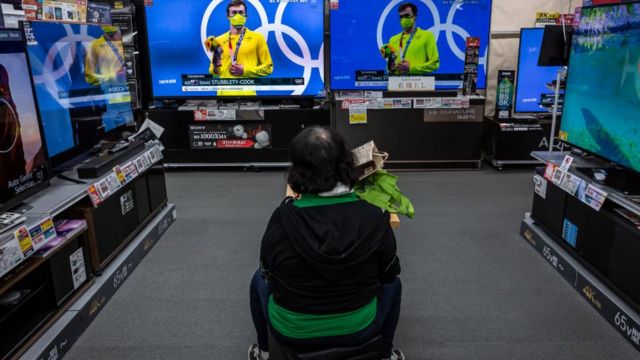يتم تشجيع الناس على البقاء في المنزل ومشاهدة الألعاب الأولمبية على التلفزيون