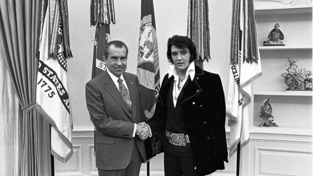 Richard Nixon le da la mano a Elvis Presley en la Oficina Oval de la Casa Blanca