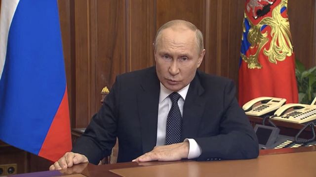 ロシア国民へビデオ演説するプーチン大統領（21日、モスクワ　ロシア大統領府提供）