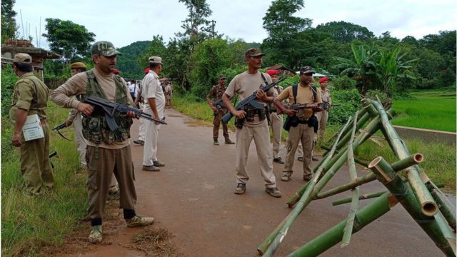 असम मेघालय सीमा पर ताज़ा तनाव के बाद तैनात सुरक्षाकर्मी