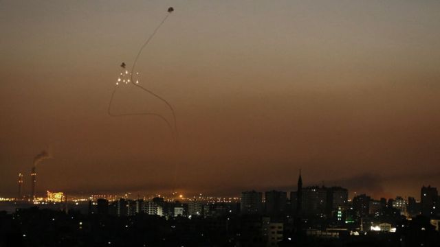 イスラエル軍は対空防衛システム「鉄のドーム」がロケット砲7発を迎撃したと発表した