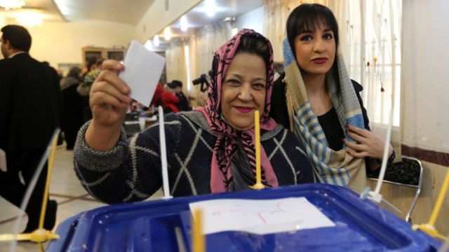 Perempuan memberikan suaranya di sebuah TPS di Tehran, Iran, dalam pemilu parlemen 2020.