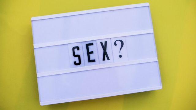 Abajour ilustrado com a pergunta 'Sex?'