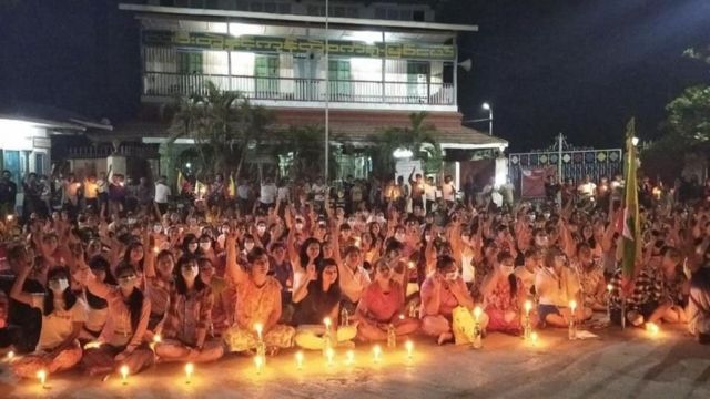 မြစ်ငယ်မီးရထားဝန်ထမ်းတွေရဲ့ညဘက်မီးထွန်းသပိတ်
