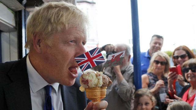 Boris Johnson tomando sorvete