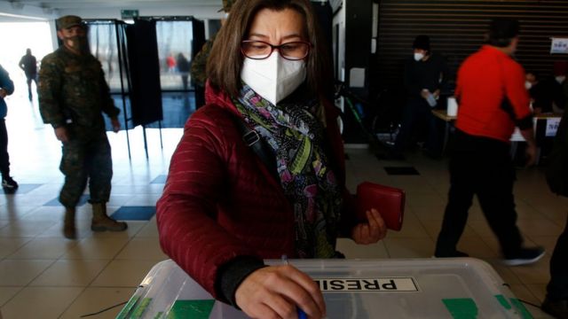 Una mujer vota en las elecciones primarias en Chile