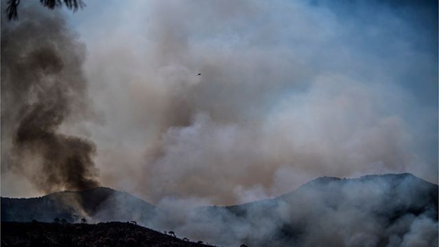 Se encuentra humo a varios kilómetros del fuego en las montañas
