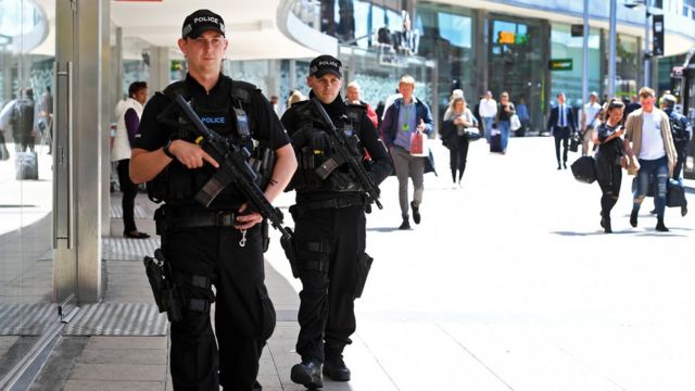 Полиция патрулирует Манчестер